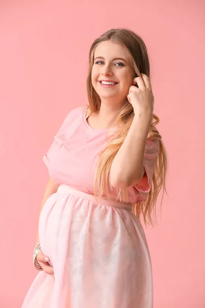 Mooie Jonge Zwangere Vrouw Kleur Achtergrond — Stockfoto