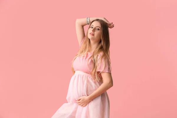 Hermosa Joven Embarazada Sobre Fondo Color —  Fotos de Stock