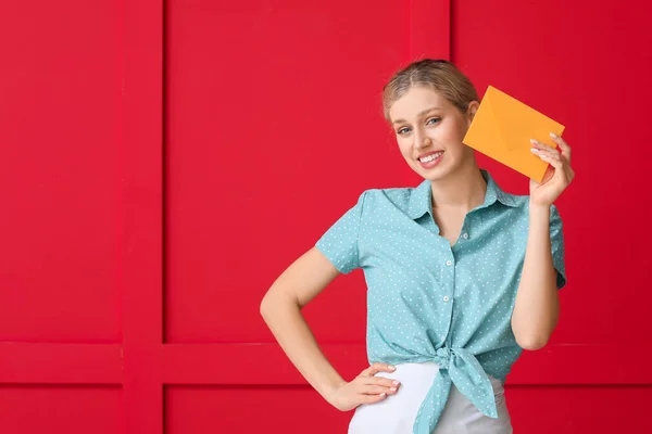 Jonge Vrouw Met Brief Kleur Achtergrond — Stockfoto