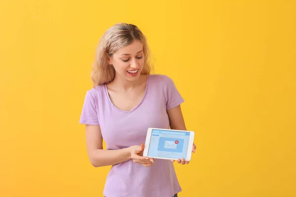 Ung Kvinna Med Tablett Dator Kontrollera Hennes Post Färg Bakgrund — Stockfoto
