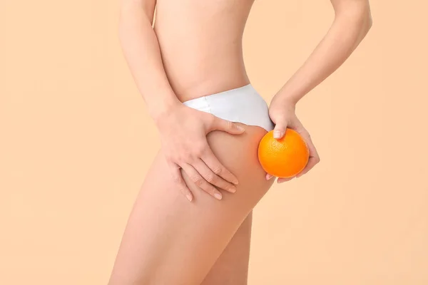 オレンジ色の果実を持つ若い女性 セルライトの概念 — ストック写真
