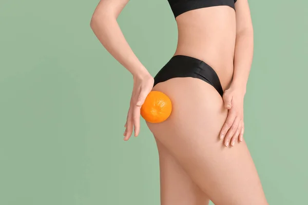 Mladá Žena Oranžovým Ovocem Barevném Pozadí Koncept Celulitidy — Stock fotografie