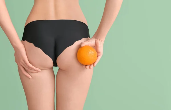 Jeune Femme Avec Des Fruits Orange Sur Fond Couleur Concept — Photo