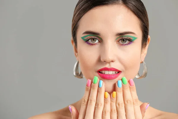 Mujer Joven Con Hermosa Manicura Sobre Fondo Gris — Foto de Stock