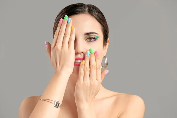 Giovane Donna Con Bella Manicure Sfondo Grigio — Foto Stock