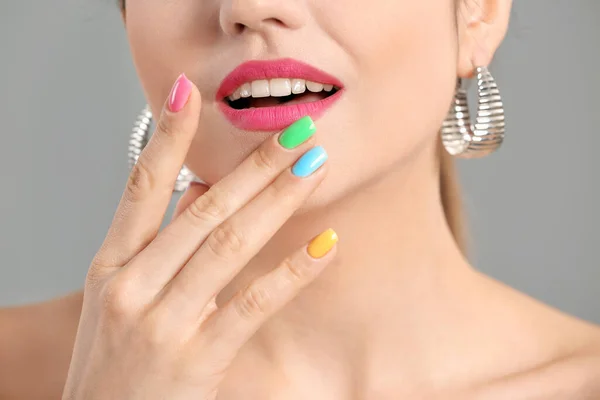 Mujer Joven Con Hermosa Manicura Sobre Fondo Gris Primer Plano — Foto de Stock