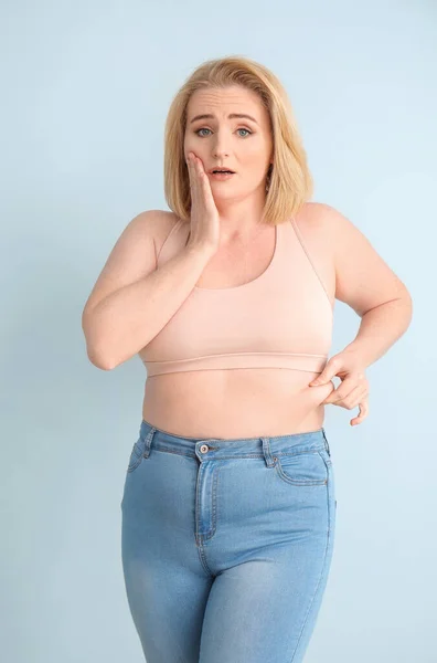 Übergewichtige Frau Auf Farbigem Hintergrund — Stockfoto