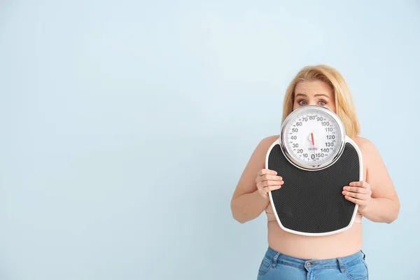 Troubled Overweight Woman Scales Color Background Weight Loss Concept — Stock Photo, Image
