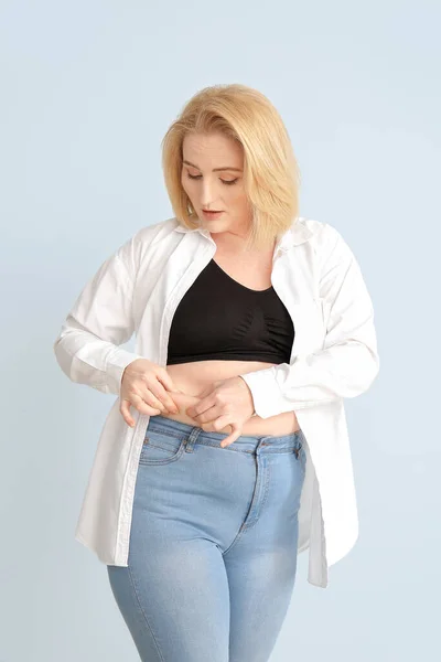 Übergewichtige Frau Auf Farbigem Hintergrund — Stockfoto