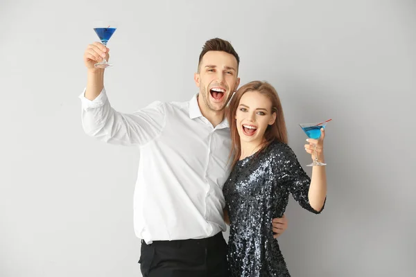 Couple Heureux Avec Des Cocktails Sur Fond Gris — Photo