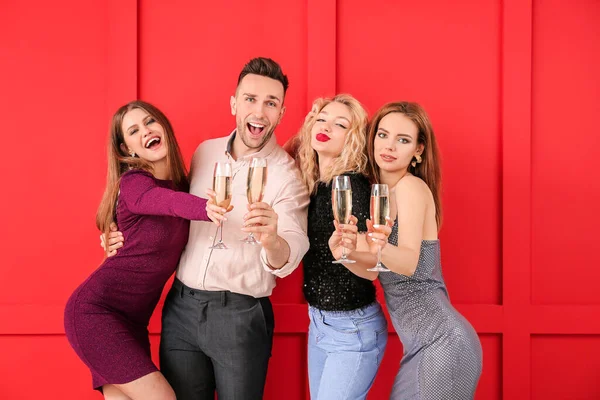 Gente Feliz Con Copas Champán Sobre Fondo Color —  Fotos de Stock