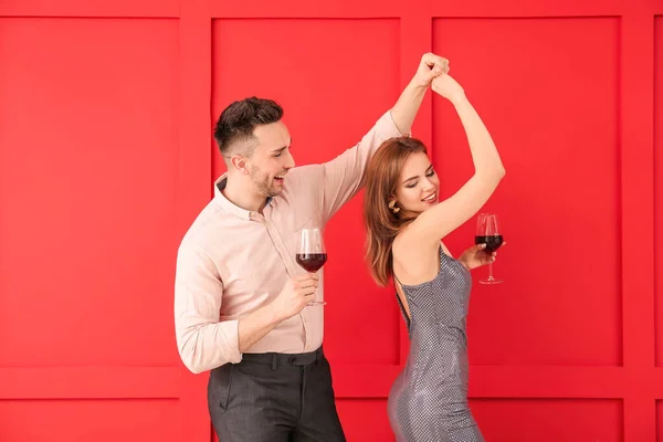 Casal Feliz Com Copos Vinho Fundo Cor — Fotografia de Stock