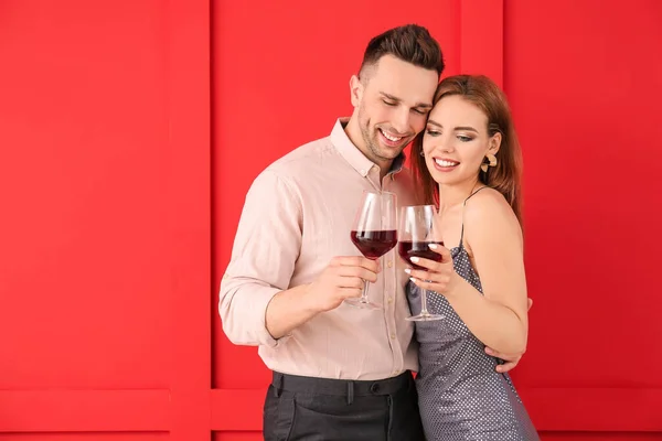 Glückliches Paar Mit Weingläsern Auf Farbigem Hintergrund — Stockfoto