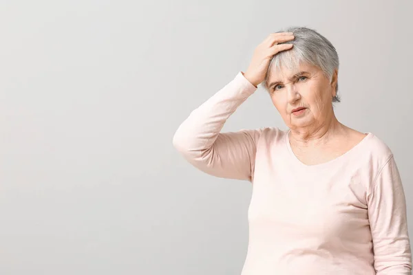 Mujer Anciana Con Discapacidad Mental Sobre Fondo Gris — Foto de Stock