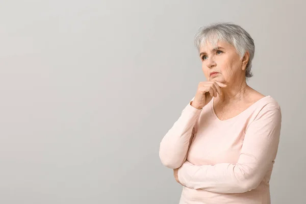Ältere Frau Mit Geistiger Behinderung Vor Grauem Hintergrund — Stockfoto