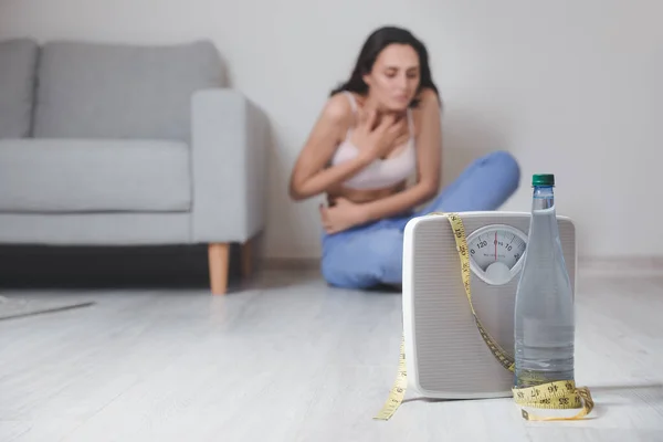 Escalas Com Fita Métrica Garrafa Água Jovem Que Sofre Anorexia — Fotografia de Stock