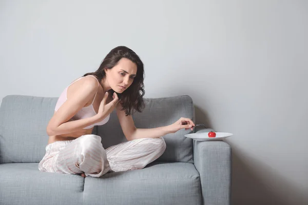 Jovem Que Sofre Anorexia Com Tomate Placa Casa — Fotografia de Stock