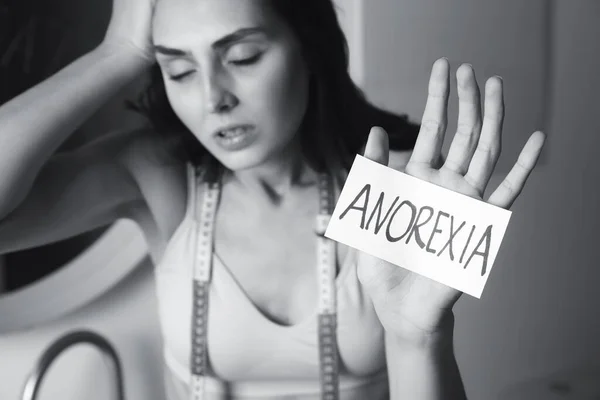 Mujer Joven Que Sufre Anorexia Baño —  Fotos de Stock
