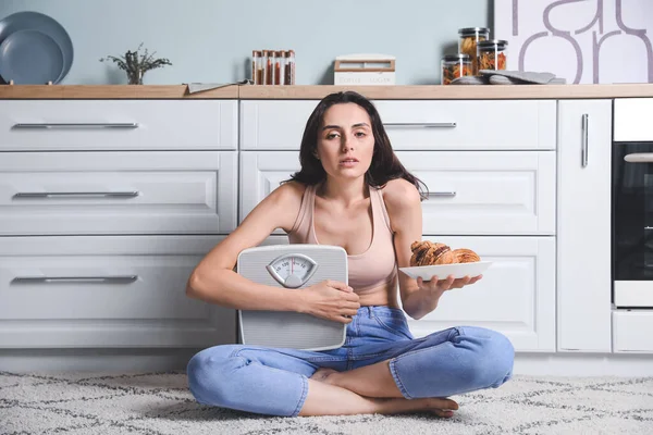 Jovem Que Sofre Anorexia Com Croissants Escalas Cozinha — Fotografia de Stock