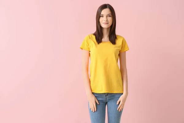 Mujer Elegante Camiseta Sobre Fondo Color — Foto de Stock