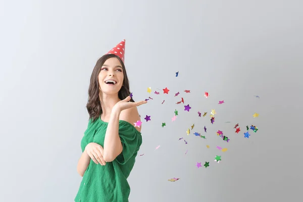 Schöne Junge Frau Feiert Geburtstag Auf Hellem Hintergrund — Stockfoto