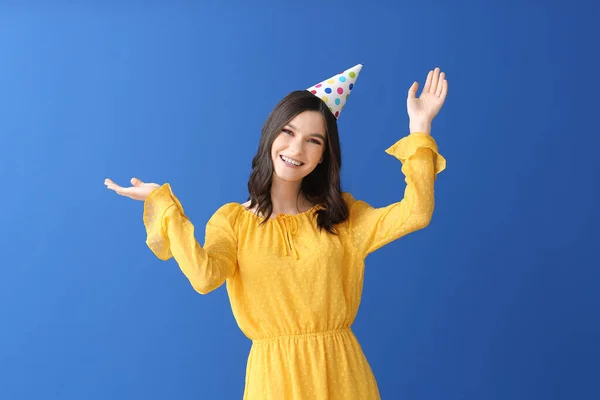 Schöne Junge Frau Feiert Geburtstag Auf Farbigem Hintergrund — Stockfoto