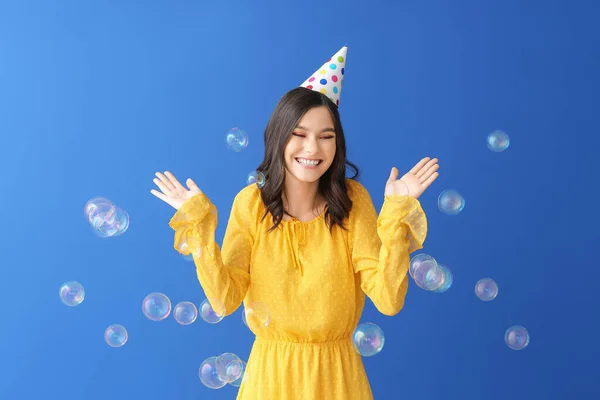 Mooie Jonge Vrouw Vieren Verjaardag Kleur Achtergrond — Stockfoto