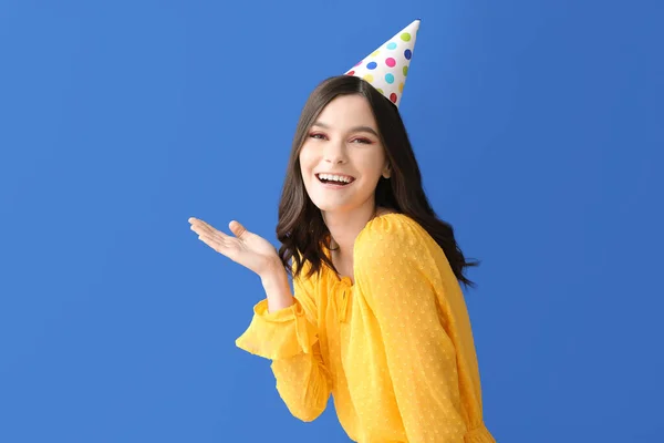 Güzel Bir Genç Kadın Doğum Gününü Renk Arka Planında Kutluyor — Stok fotoğraf