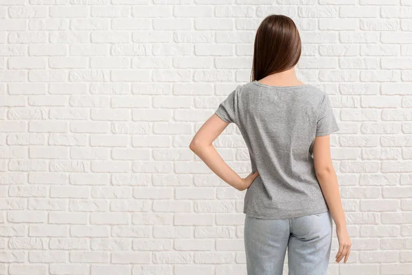 Mujer Joven Elegante Camiseta Sobre Fondo Blanco — Foto de Stock