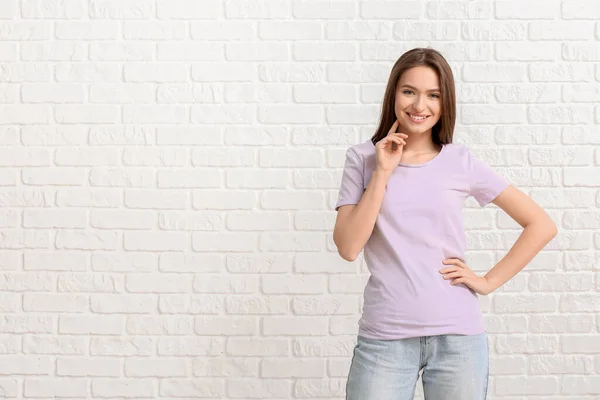 Mujer Joven Elegante Camiseta Sobre Fondo Blanco — Foto de Stock