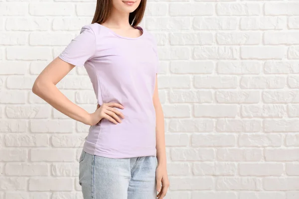 Mujer Joven Elegante Camiseta Sobre Fondo Blanco —  Fotos de Stock