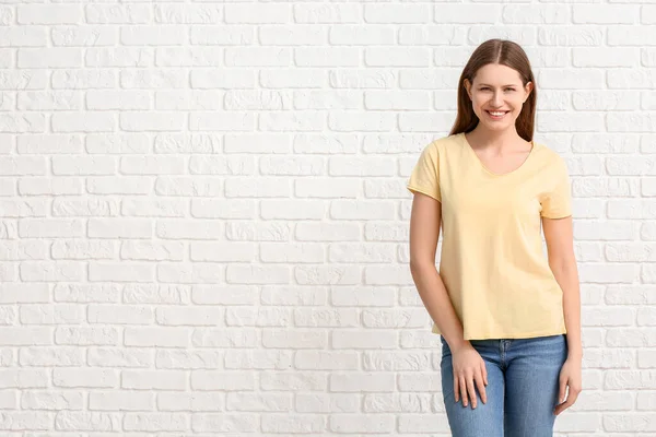 Mujer Joven Elegante Camiseta Sobre Fondo Blanco —  Fotos de Stock