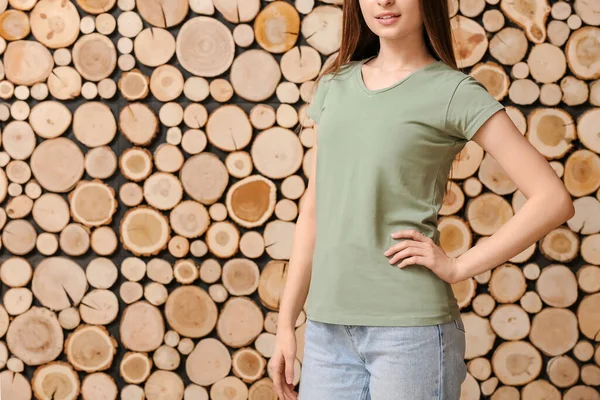 Młoda Kobieta Stylowej Koszulce Drewnianym Tle — Zdjęcie stockowe