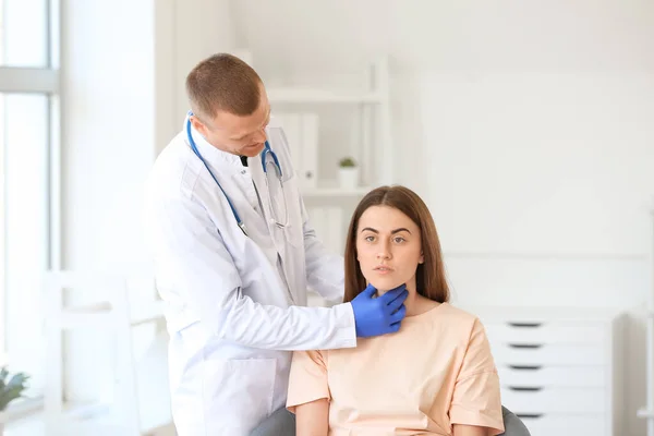 Endocrinologista Examinando Garganta Jovem Clínica — Fotografia de Stock