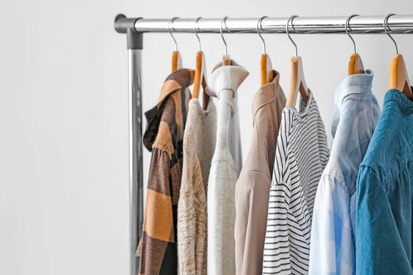 Rack Met Kleding Lichte Achtergrond — Stockfoto