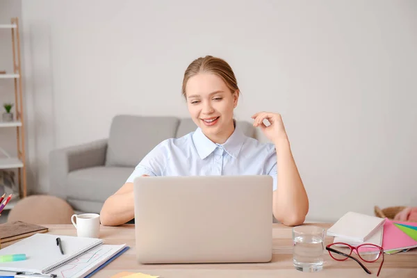 Jovem Mulher Vídeo Conversando Casa — Fotografia de Stock