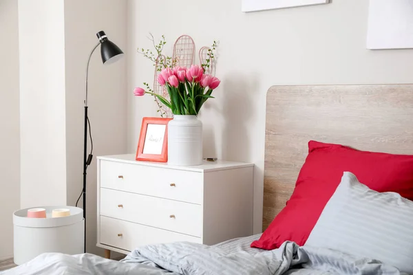 春の花と美しい現代の寝室のインテリア — ストック写真