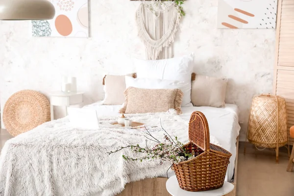 Interior Hermoso Dormitorio Moderno Con Flores Primavera — Foto de Stock