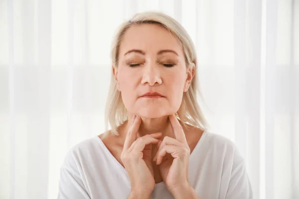 Femme Avec Problème Glande Thyroïde Maison — Photo