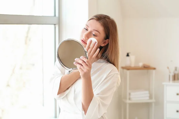 Hermosa Joven Mujer Quitando Maquillaje Casa — Foto de Stock
