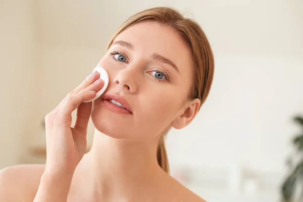 Hermosa Joven Mujer Quitando Maquillaje Casa — Foto de Stock