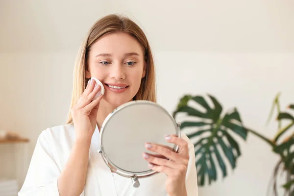 Hermosa Joven Mujer Quitando Maquillaje Casa — Foto de Stock