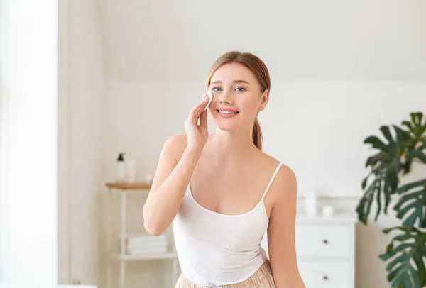 Hermosa Joven Mujer Quitando Maquillaje Casa — Foto de Stock