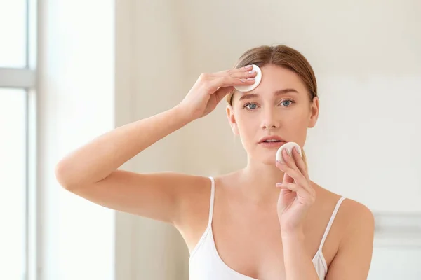 Hermosa Joven Mujer Quitando Maquillaje Casa — Foto de Stock