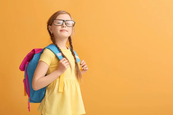 Carino Piccola Studentessa Sfondo Colore — Foto Stock