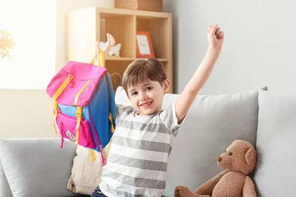 Schattige Kleine Schooljongen Thuis — Stockfoto