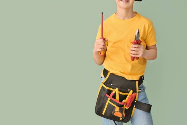 Renkli arka planda sevimli küçük elektrikçi