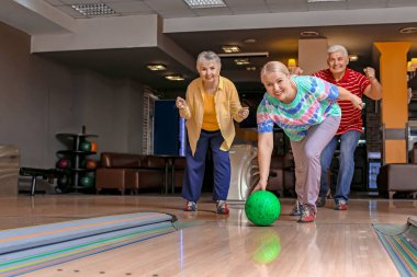 Kulüpte bowling oynayan son sınıflar.