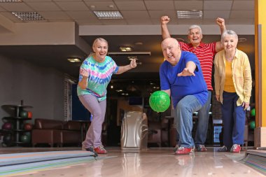 Kulüpte bowling oynayan son sınıflar.
