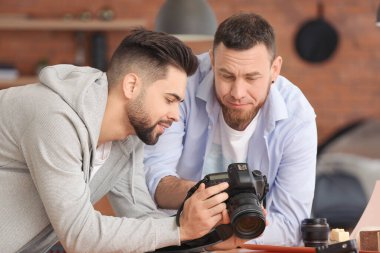 Stüdyoda genç fotoğrafçılara öğretmenlik yapıyor.